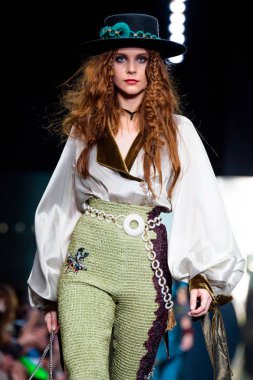 Modeli yürüyüş pist Igor Gulyaev podyum sonbahar-kış 2017-2018, Mercedes-Benz moda hafta Rusya, için.