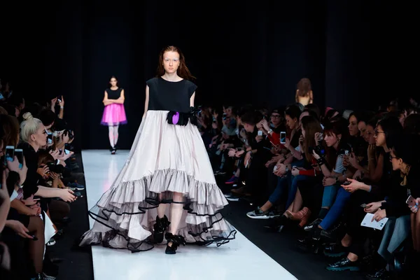 Modeli yürüyüş pist Ivka podyum sonbahar-kış 2017-2018, Mercedes-Benz moda hafta Rusya, için.