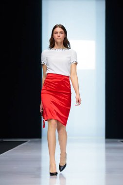 Valentin Yudashkin podyum sonbahar-kış 2017-2018 Moskova moda haftası tarafından Faberlic için model yürüyüş pist.