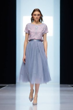 Valentin Yudashkin podyum sonbahar-kış 2017-2018 Moskova moda haftası tarafından Faberlic için model yürüyüş pist.