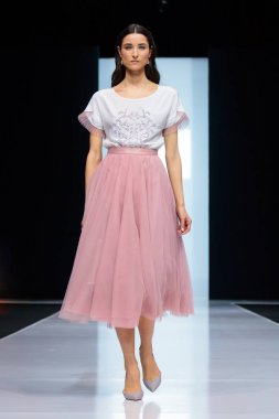 Valentin Yudashkin podyum sonbahar-kış 2017-2018 Moskova moda haftası tarafından Faberlic için model yürüyüş pist.