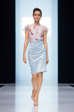 Valentin Yudashkin podyum sonbahar-kış 2017-2018 Moskova moda haftası tarafından Faberlic için model yürüyüş pist.