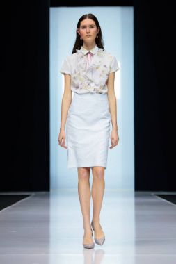 Valentin Yudashkin podyum sonbahar-kış 2017-2018 Moskova moda haftası tarafından Faberlic için model yürüyüş pist.