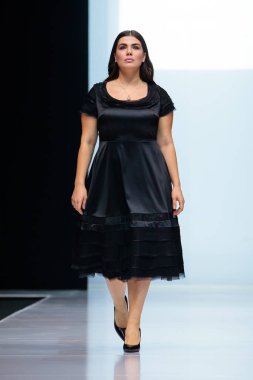 Valentin Yudashkin podyum sonbahar-kış 2017-2018 Moskova moda haftası tarafından modeli yürüyüş pist Faberlic için. Artı-size moda modelleri.