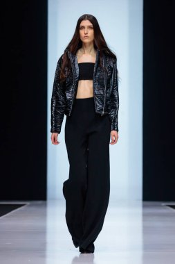 Modeli yürüyüş pist Valentin Yudashkin podyum sonbahar-kış 2017-2018 Moskova moda haftası için.