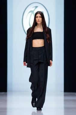 Modeli yürüyüş pist Valentin Yudashkin podyum sonbahar-kış 2017-2018 Moskova moda haftası için.