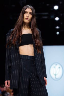 Modeli yürüyüş pist Valentin Yudashkin podyum sonbahar-kış 2017-2018 Moskova moda haftası için.