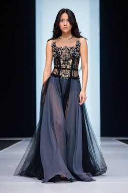 Modeli yürüyüş pist Valentin Yudashkin podyum sonbahar-kış 2017-2018 Moskova moda haftası için.