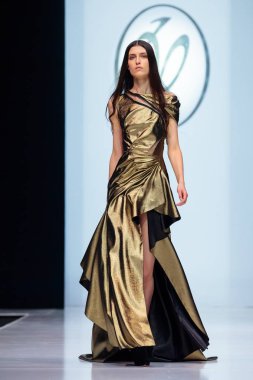 Modeli yürüyüş pist Valentin Yudashkin podyum sonbahar-kış 2017-2018 Moskova moda haftası için.