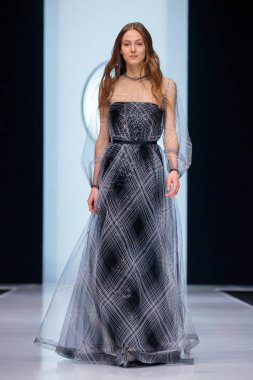 Modeli yürüyüş pist Valentin Yudashkin podyum sonbahar-kış 2017-2018 Moskova moda haftası için.