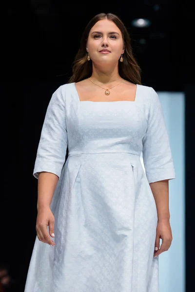 Pasarela modelo para FABERLIC por VALENTIN YUDASHKIN pasarela en otoño-invierno 2017-2018 Semana de la Moda de Moscú. Modelos de moda de talla grande . —  Fotos de Stock