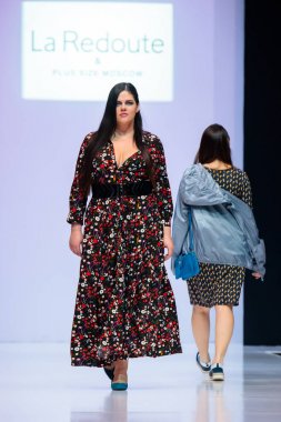 Modeli yürüyüş pist La Redoute ve artı boyutu Moskova podyum sonbahar-kış 2017-2018 Moskova moda haftası için. Artı-size moda modelleri.