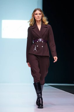 Modeli yürüyüş pist Elena Shipilova podyum sonbahar-kış 2017-2018 Moskova moda haftası için.