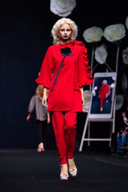 Modeli yürüyüş pist Sergey Sysoev podyum sonbahar-kış 2017-2018 Moskova moda haftası için.