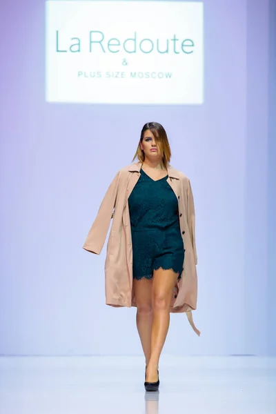 Modeli yürüyüş pist La Redoute ve artı boyutu Moskova podyum sonbahar-kış 2017-2018 Moskova moda haftası için. Artı-size moda modelleri.