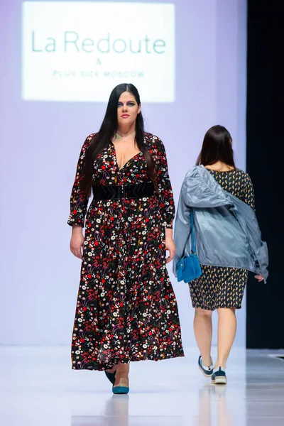 Modeli yürüyüş pist La Redoute ve artı boyutu Moskova podyum sonbahar-kış 2017-2018 Moskova moda haftası için. Artı-size moda modelleri.