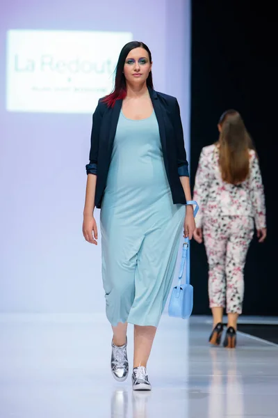 Modeli yürüyüş pist La Redoute ve artı boyutu Moskova podyum sonbahar-kış 2017-2018 Moskova moda haftası için. Artı-size moda modelleri.