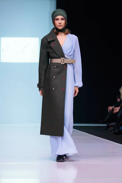 Порно видео: Күйеуі үлкен сиськимен служба трахает Қызғылт қызбен порно онлайн көру