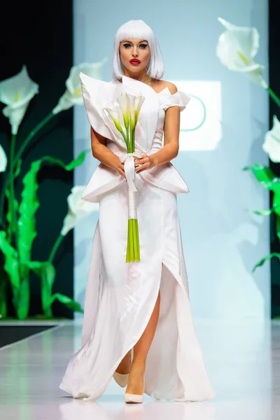 Modeli yürüyüş pist Makhmudov Djemal podyum sonbahar-kış 2017-2018 Moskova moda haftası için.