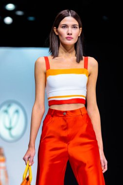 Modeli yürüyüş pist Valentin Yudashkin podyum ilkbahar-yaz 2017-2018 sezon Moskova moda haftası için.