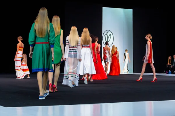 Modellen promenad landningsbana för Valentin Yudashkin catwalken på våren-sommaren 2017-2018 säsong Moskva Fashion Week. — Stockfoto