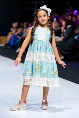 Çocuklar podyum ilkbahar-yaz 2018 sezon Moskova moda haftası için modeli yürüyüş pist Asutina Julia tarafından Lana2rock için. Çocuk moda.