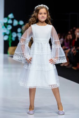 Çocuklar podyum ilkbahar-yaz 2018 sezon Moskova moda haftası için modeli yürüyüş pist Asutina Julia tarafından Lana2rock için. Çocuk moda.