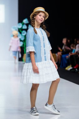 Çocuklar podyum ilkbahar-yaz 2018 sezon Moskova moda haftası için modeli yürüyüş pist Asutina Julia tarafından Lana2rock için. Çocuk moda.