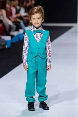 Alena Stepina catwalk ilkbahar-yaz 2018 sezon Moskova moda haftası tarafından modeli yürüyüş pist moda kitap için. Çocuk moda.