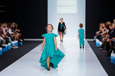 Alena Stepina catwalk ilkbahar-yaz 2018 sezon Moskova moda haftası tarafından modeli yürüyüş pist moda kitap için. Çocuk moda.
