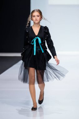 Alena Stepina catwalk ilkbahar-yaz 2018 sezon Moskova moda haftası tarafından modeli yürüyüş pist moda kitap için. Çocuk moda.