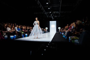 Modeli yürüyüş pist Svetlana Evstigneeva ve Beretkah catwalk ilkbahar-yaz 2018 sezon Moskova moda haftası için.