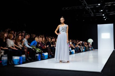 Modeli yürüyüş pist Svetlana Evstigneeva ve Beretkah catwalk ilkbahar-yaz 2018 sezon Moskova moda haftası için.