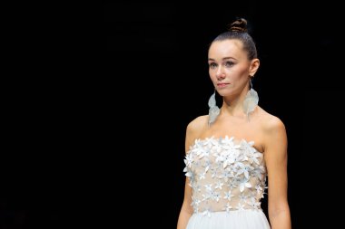 Modeli yürüyüş pist Svetlana Evstigneeva ve Beretkah catwalk ilkbahar-yaz 2018 sezon Moskova moda haftası için.