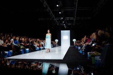 Modeli yürüyüş pist Svetlana Evstigneeva ve Beretkah catwalk ilkbahar-yaz 2018 sezon Moskova moda haftası için.