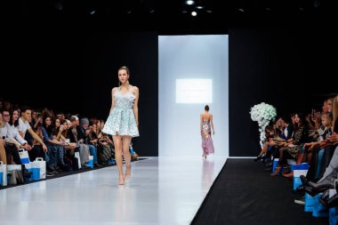 Modeli yürüyüş pist Svetlana Evstigneeva ve Beretkah catwalk ilkbahar-yaz 2018 sezon Moskova moda haftası için.