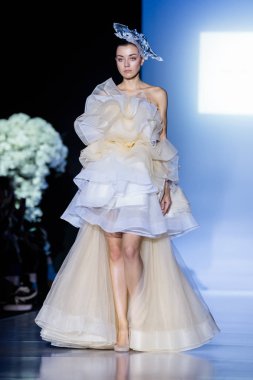 Modeli yürüyüş pist Svetlana Evstigneeva ve Beretkah catwalk ilkbahar-yaz 2018 sezon Moskova moda haftası için.