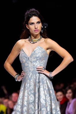 Ekaterina Romanova podyum ilkbahar-yaz 2018 sezon Moskova moda haftası tarafından Rina r modeli yürüyüş pist.