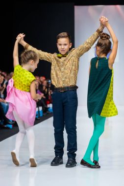 Modeli yürüyüş pist Teplitskaya tasarım podyum ilkbahar-yaz 2018 sezon Moskova moda haftası için.