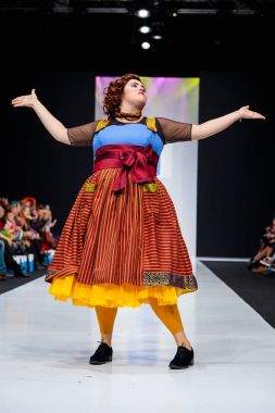 Modeli yürüyüş pist Teplitskaya tasarım podyum ilkbahar-yaz 2018 sezon Moskova moda haftası için.