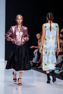 Modeli yürüyüş pist Alina Assi podyum ilkbahar-yaz 2018 sezon Moskova moda haftası için.