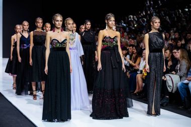 Modeli yürüyüş pist Alina Assi podyum ilkbahar-yaz 2018 sezon Moskova moda haftası için.