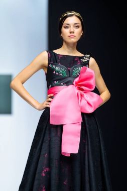 Modeli yürüyüş pist Kravets ve Karina Sarsenova catwalk ilkbahar-yaz 2018 sezon Moskova moda haftası için.