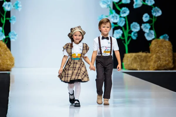 Çocuklar podyum ilkbahar-yaz 2018 sezon Moskova moda haftası için modeli yürüyüş pist Asutina Julia tarafından Lana2rock için. Çocuk moda.