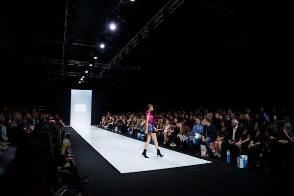 Modeli yürüyüş pist Alina Assi podyum ilkbahar-yaz 2018 sezon Moskova moda haftası için.