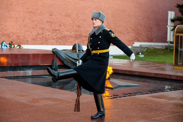 Godzinowe zmienić Gwardii Prezydenckiej Rosji na grobie Nieznanego Żołnierza i wieczny płomień w ogrodzie Alexander blisko ściany Kremla — Zdjęcie stockowe