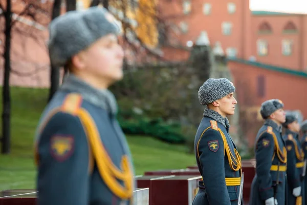 La Garde d'honneur du 154 Régiment Preobrazhensky dans l'uniforme d'infanterie à l'événement solennel — Photo