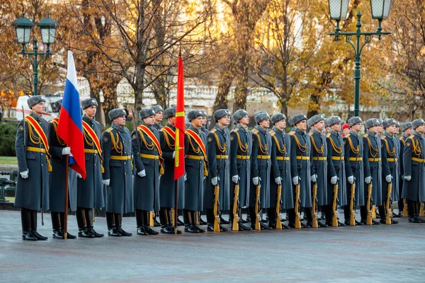 La Garde d'honneur du 154 Régiment Preobrazhensky dans l'uniforme d'infanterie à l'événement solennel — Photo