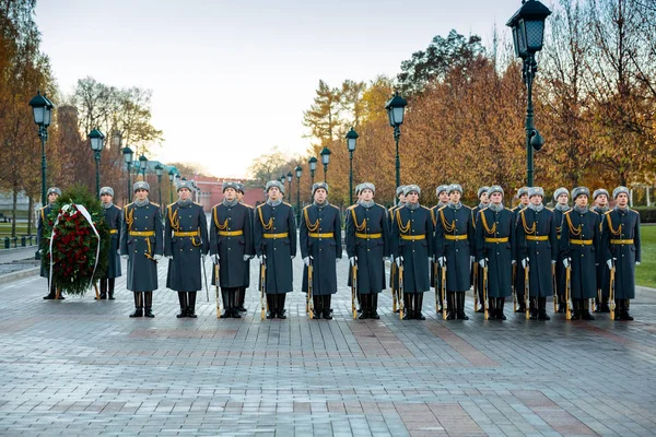 La Garde d'honneur du 154 Régiment Preobrazhensky dans l'uniforme d'infanterie à l'événement solennel — Photo