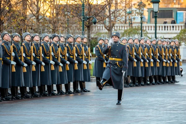 La Guardia de Honor del 154 Regimiento Preobrazhensky con el uniforme de infantería en el evento solemne — Foto de Stock